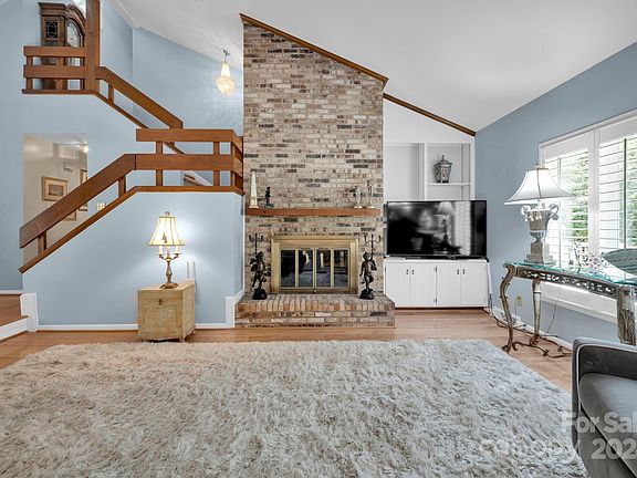 5th image of 2408 Fernbank Dr
