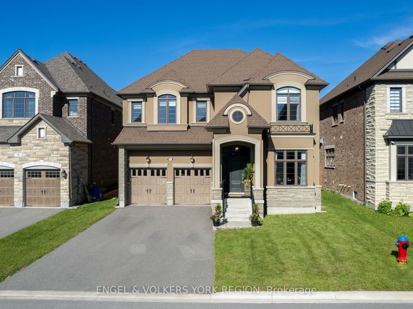 11 Cairns Gate, King, ON L7B 0P5