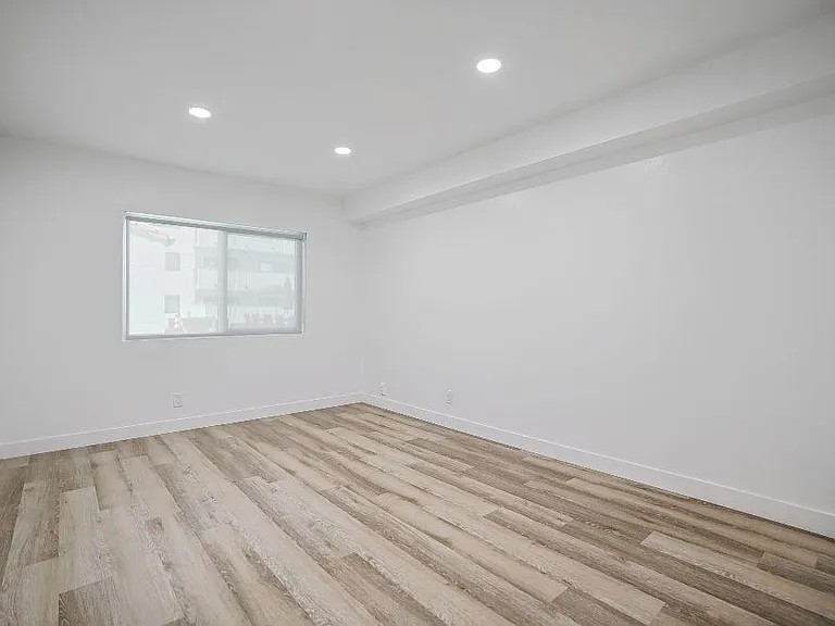 San Pasqual Apartments — Photo 16