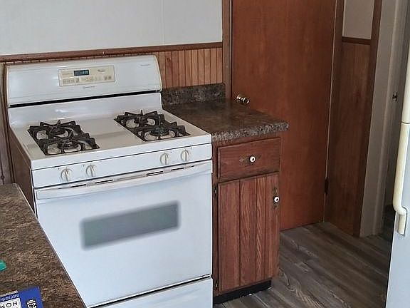 3rd image of 743 Welsted St