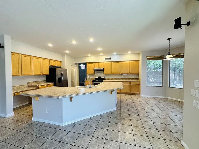 672 W Raven Dr — Photo 7