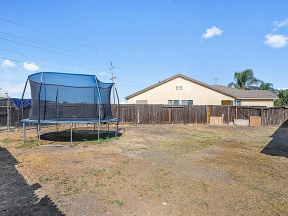 2nd image of 3809 Holdrege Way