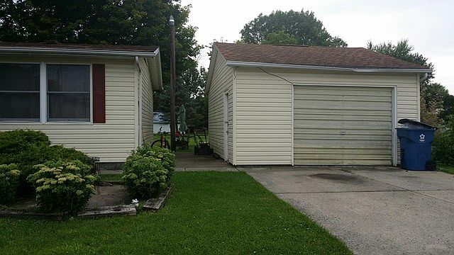 2nd image of 329 E Blagrove St