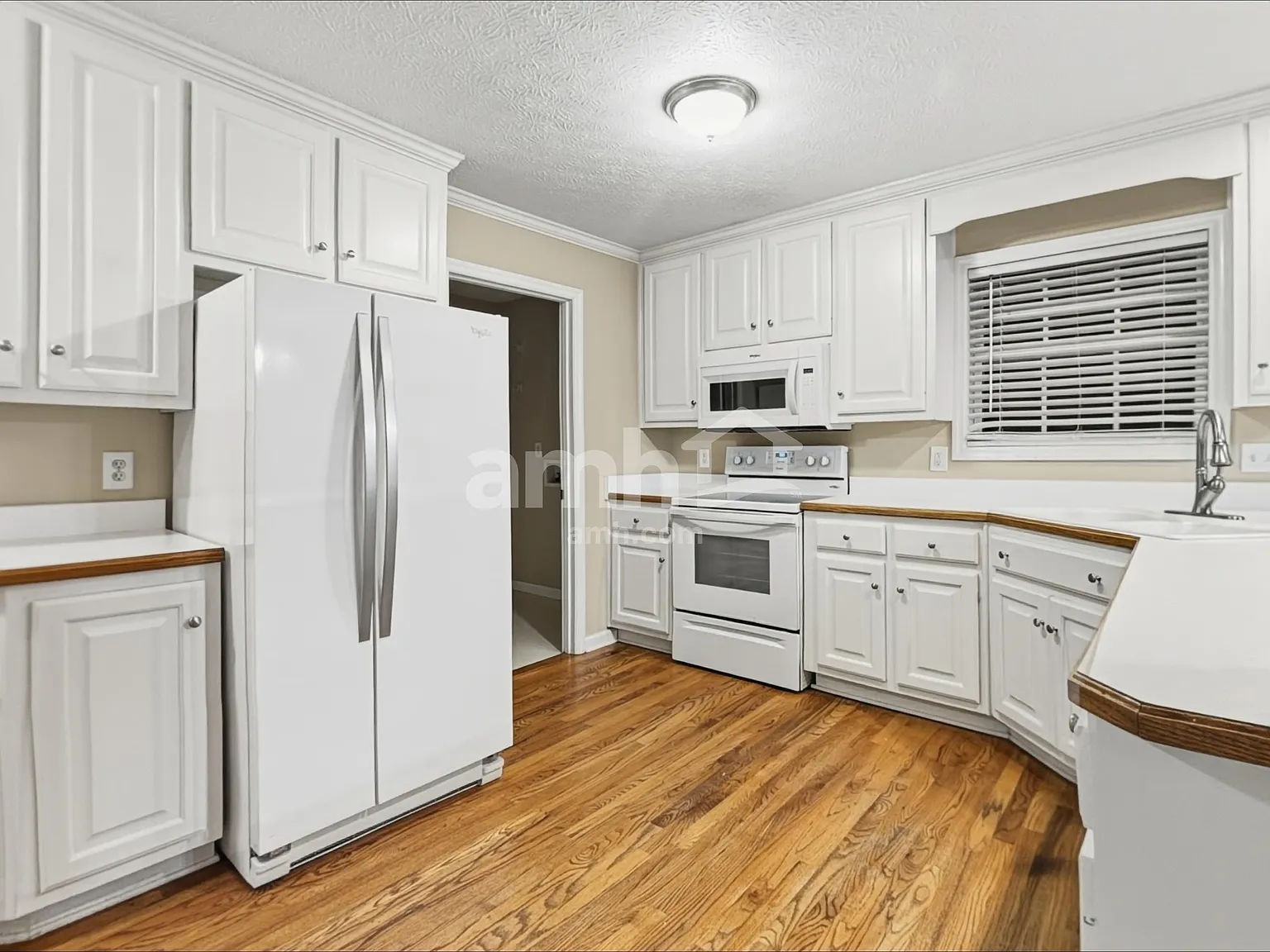 3 bed, 2.0 bath, 2348 sqft, $2,420 — Photo 4