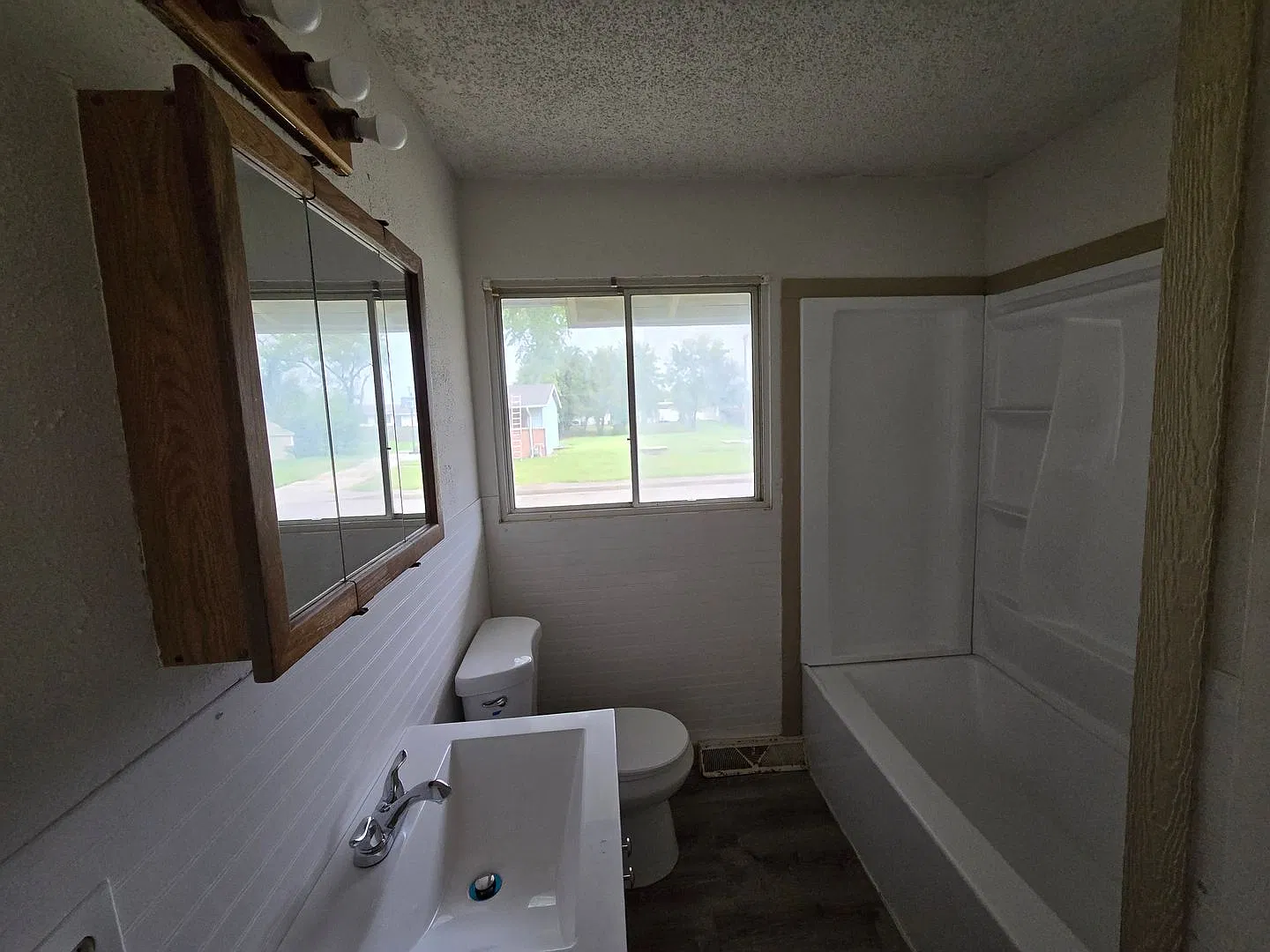 Montara 2/1 with fully fenced in yard and new flooring. — Photo 3