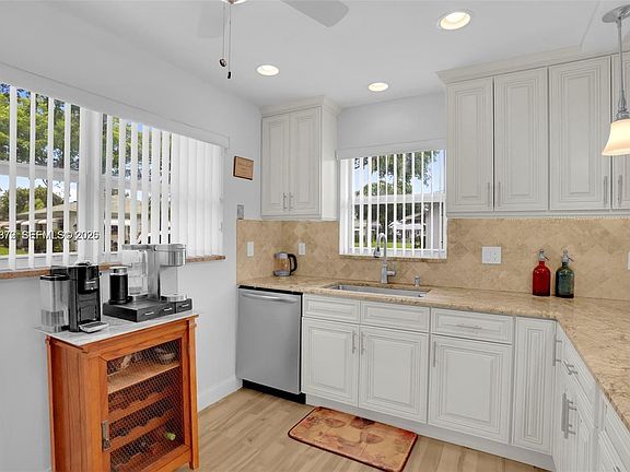 5th image of 841 Meadowlark Ln