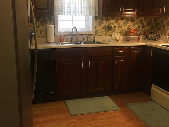 3rd image of 341 Valley Vw