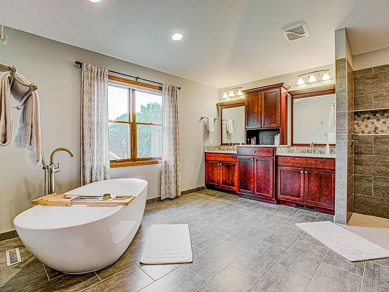 2456 Hunter Dr — Photo 8