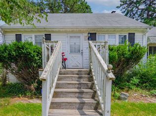 2 S River Rd, Calverton, NY 11933