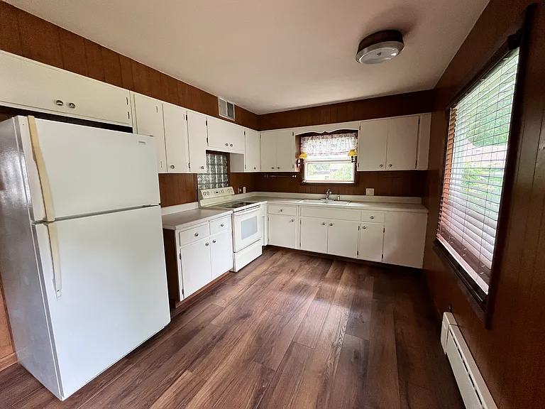 1028 Kilbourne Rd — Photo 2