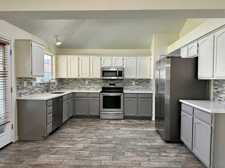 4144 Clary Dr — Photo 11