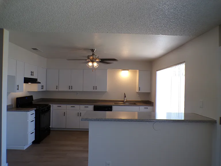 Hesperia Regency Apartments — Photo 34