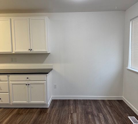 3rd image of 660 S Perry St #660