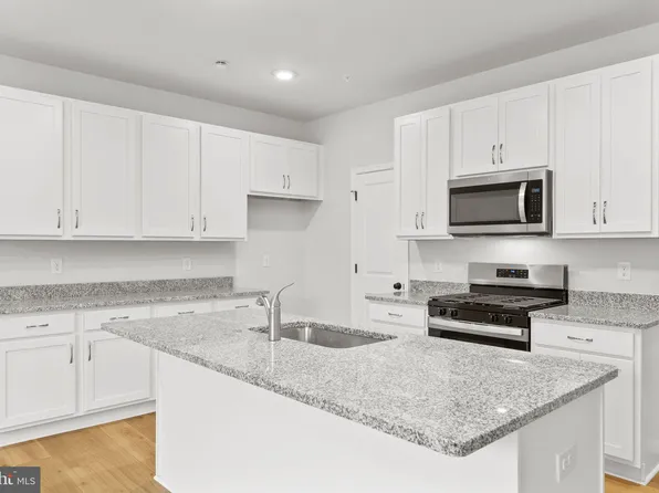 34 N 8th St #B17, Perkasie, PA 18944