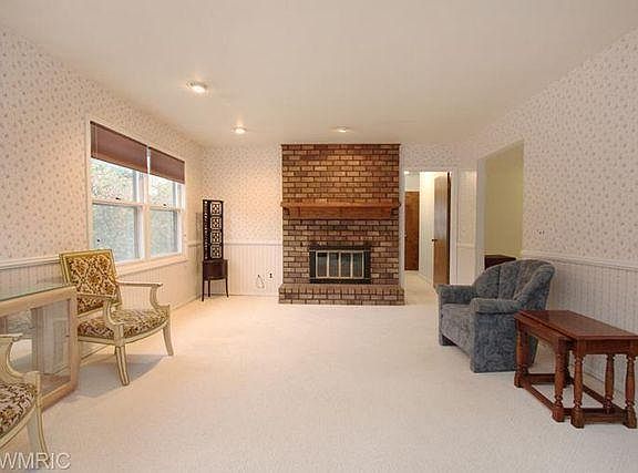 3rd image of 1332 Walwood Dr NE