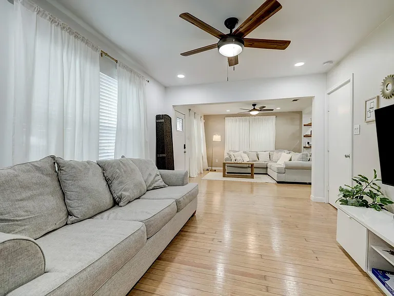 4801 Avenue H — Photo 12