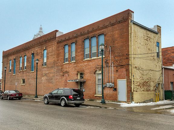 3rd image of 124 N 1st Ave