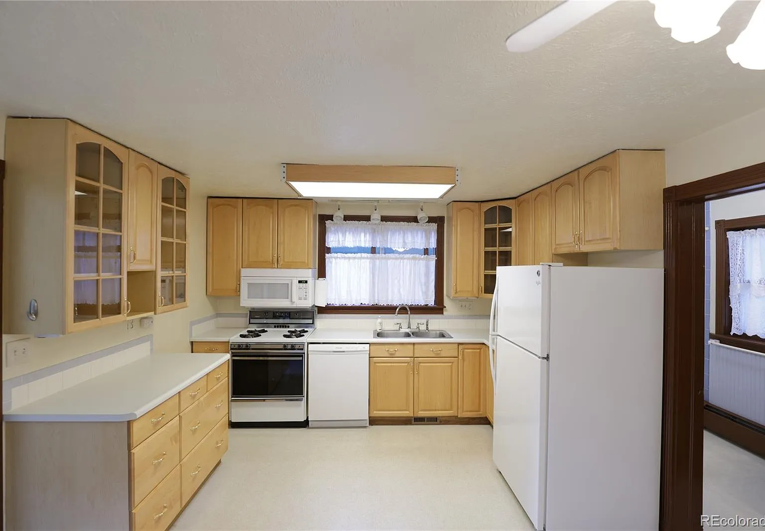 3 bed, 2.0 bath, 1359 sqft, $2,295 — Photo 3