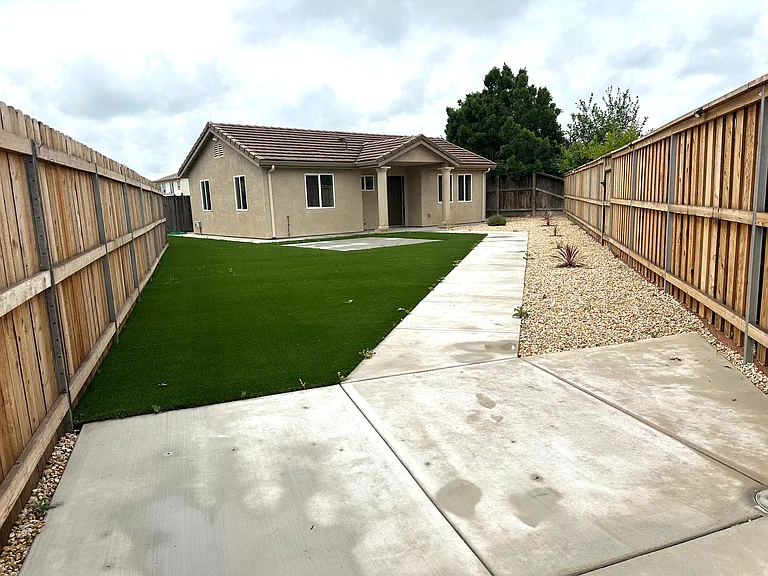 404 Albrecht St — Photo 17
