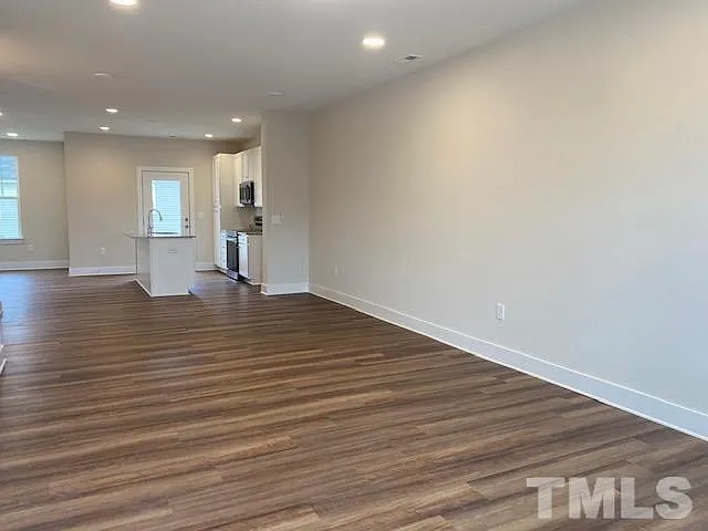 904 Hillman Ln — Photo 3