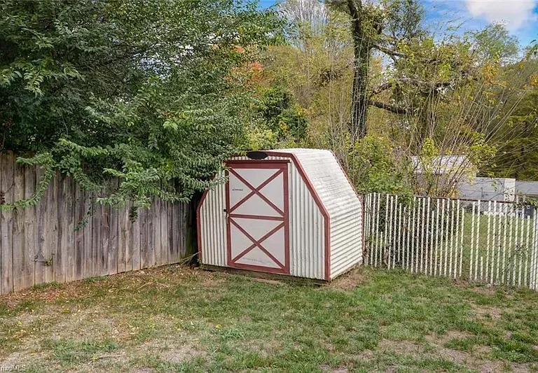 1805 Curry St — Photo 2