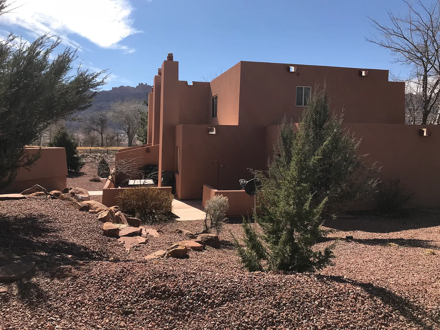 3 bed, 1100 sqft, $2,100 — Photo 2