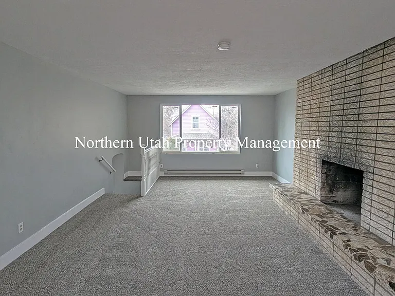 2056 Gramercy Ave — Photo 16