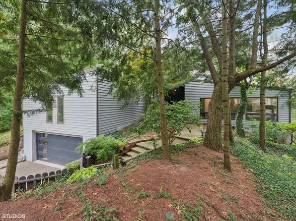 6 Circle Dr, Dune Acres, IN 46304