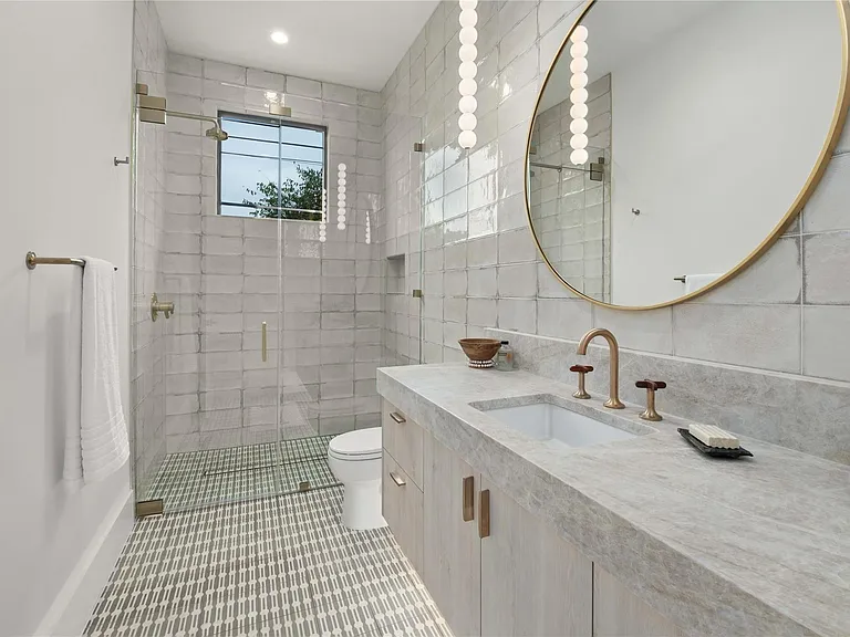 2401 Oakhaven Cir — Photo 33