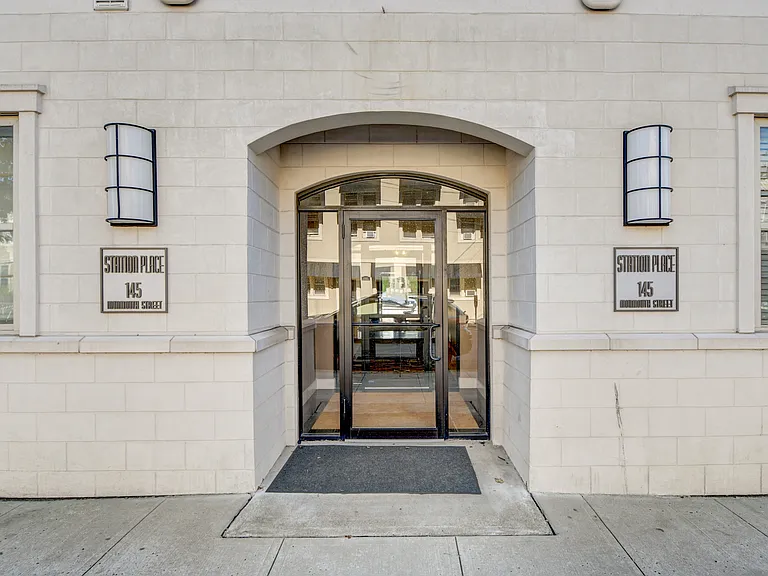 Station Place Apartments — Photo 10