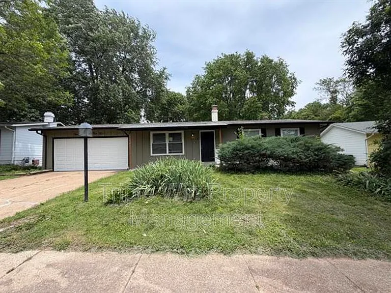 2245 Lindsay Ln — Photo 2
