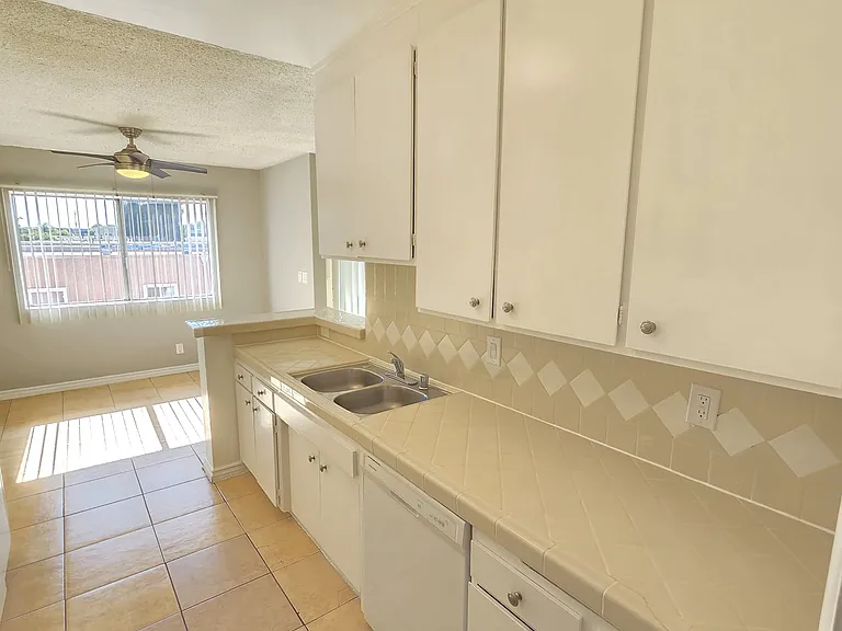 13955 Oxnard St — Photo 10