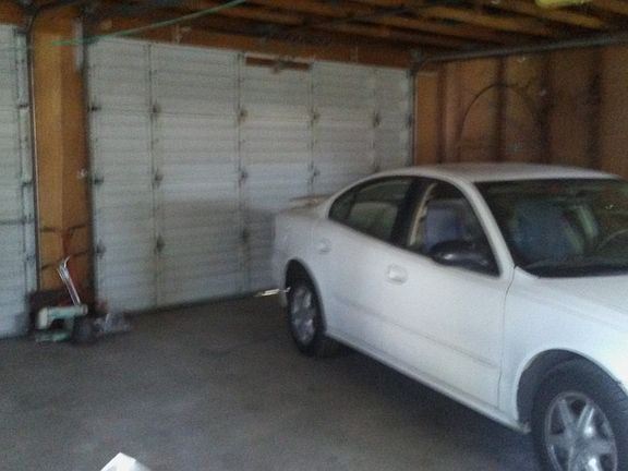 Shop had toom fot thtee cars