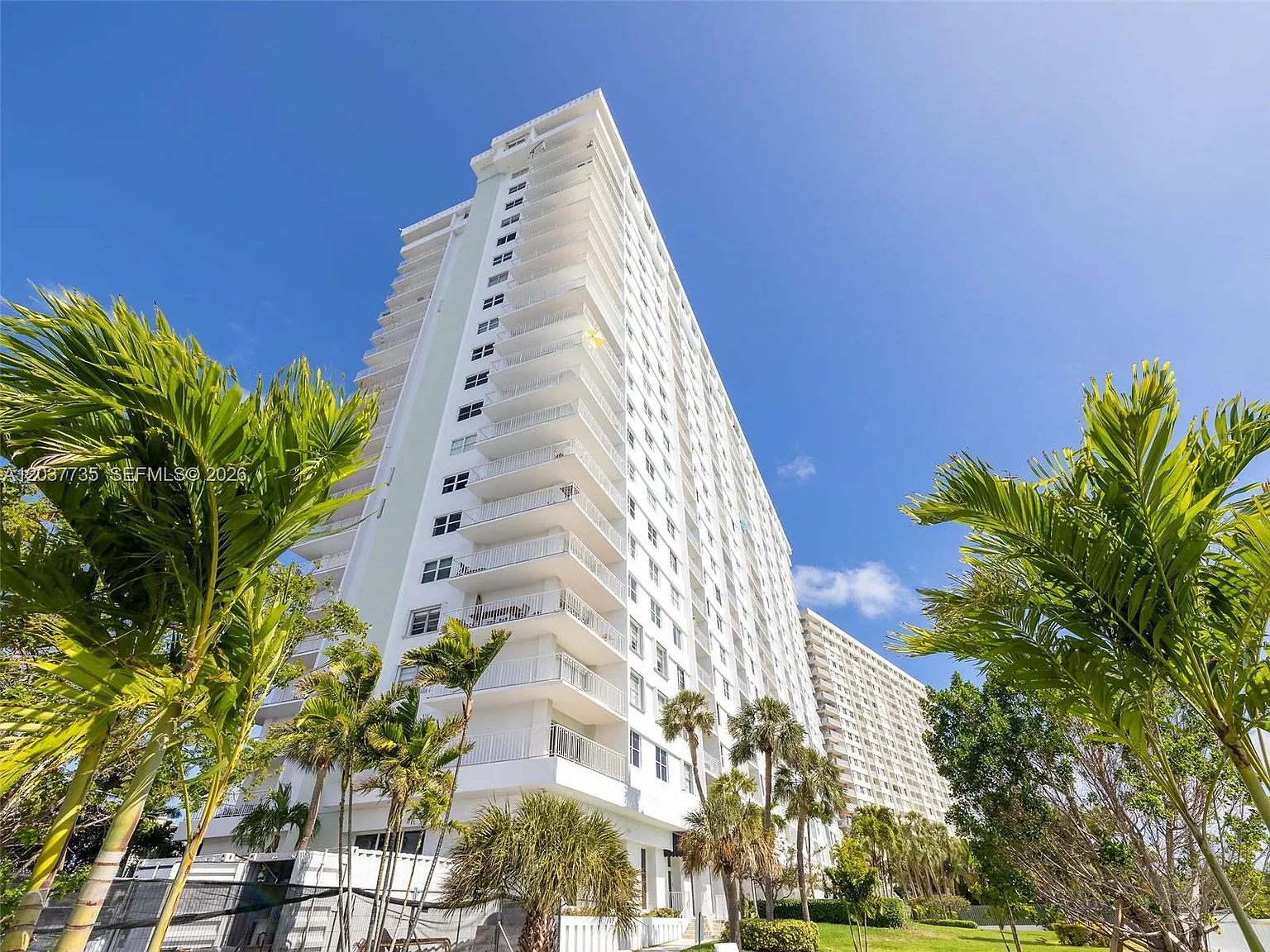 Arlen House West Condo — Photo 1