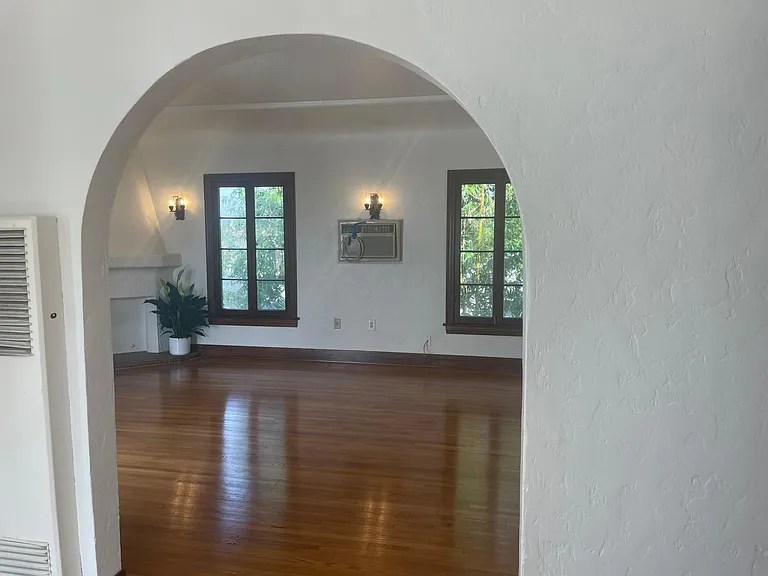 672 Euclid Ave #1/2 — Photo 9