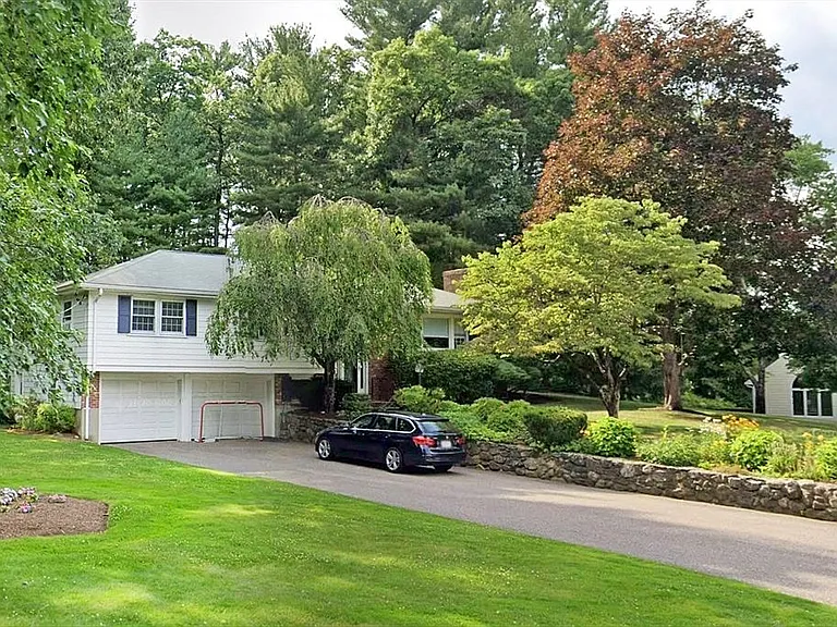 43 Sherburn Cir — Photo 2