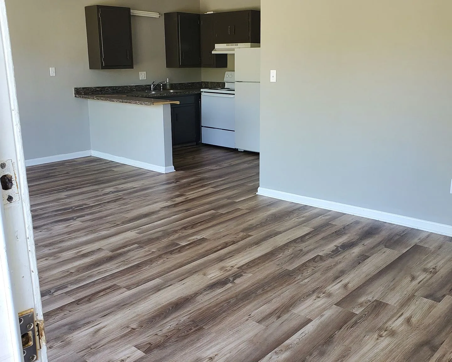 Dixon Manor Apartments — Photo 2