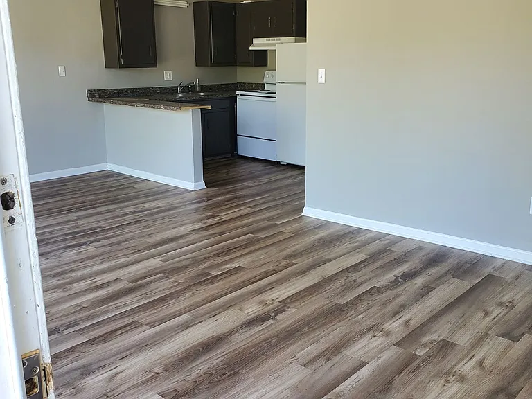 Dixon Manor Apartments — Photo 2
