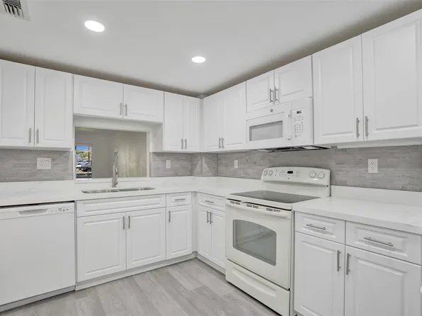 8735 Ramblewood Drive #116, Coral Springs, FL 33071