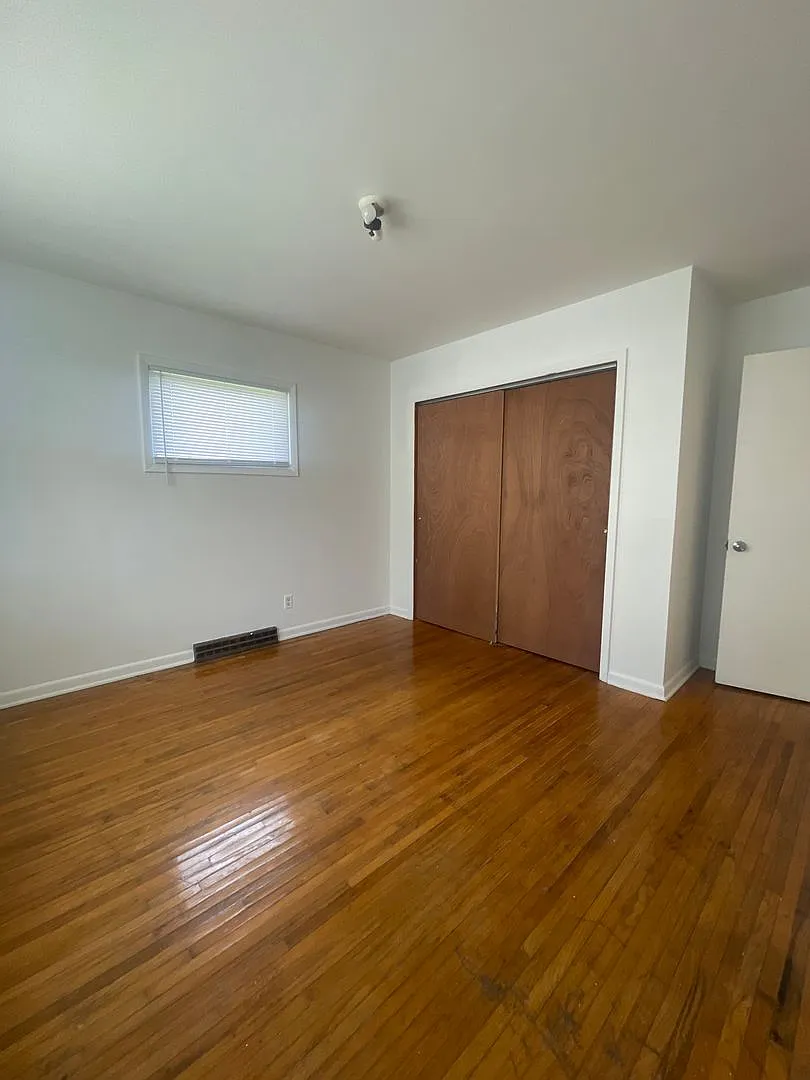 2 bedroom 1 bath duplex — Photo 4