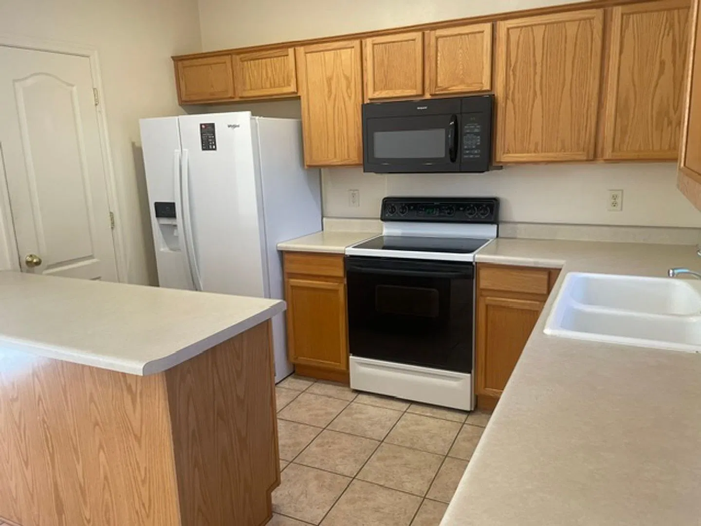 Charming 3 bedroom 2 bath in a convenient community that is close to everything. — Photo 2
