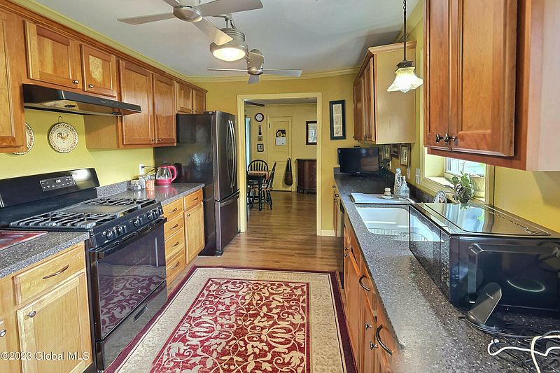 3rd image of 1915 Balltown Road