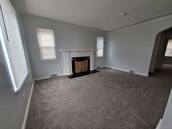 3rd image of 11243 Roxbury St