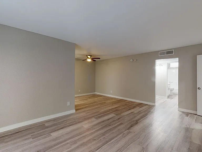 Charming Tudor-Style Apartments in Prime Sherman Oaks Location — Photo 5