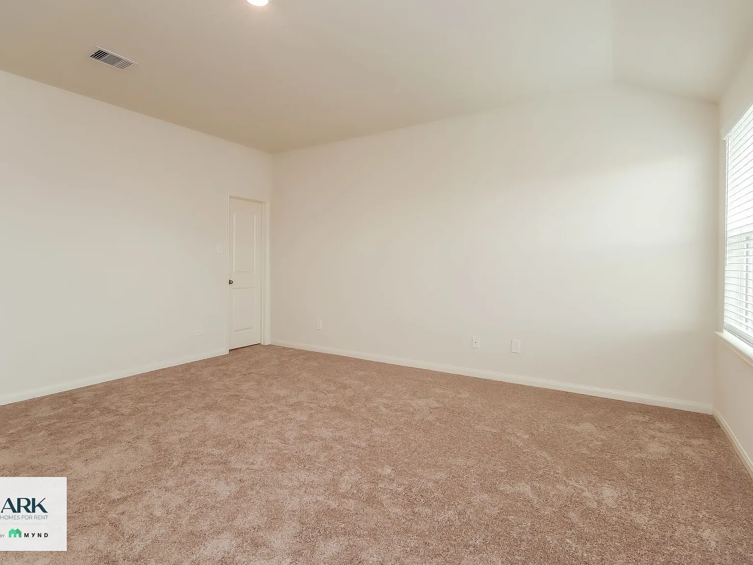 3 bed, 2.5 bath, 2046 sqft, $2,116 — Photo 4