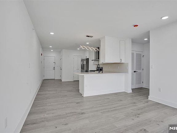 5th image of 2601 Jane St #302
