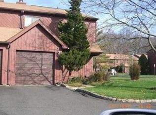 2 Palm Ct, Edison, NJ 08820