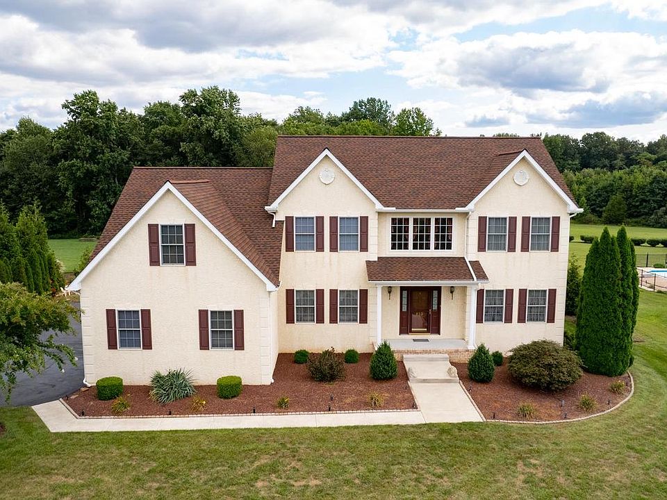 1st image of 415 Skyview Dr