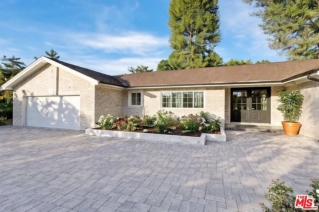 5 bed, 3.0 bath, 3267 sqft, $12,500 — Photo 2