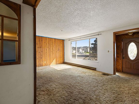 4th image of 526 E Avenue J